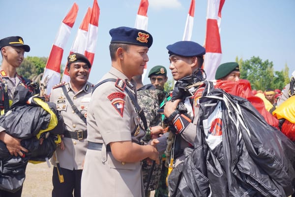 Aksi Penerjunan Meriahkan HUT Kodam XXII/Tambun Bungai, Brimob Polri dan Brigif 18/Trisula Tampil Memukau