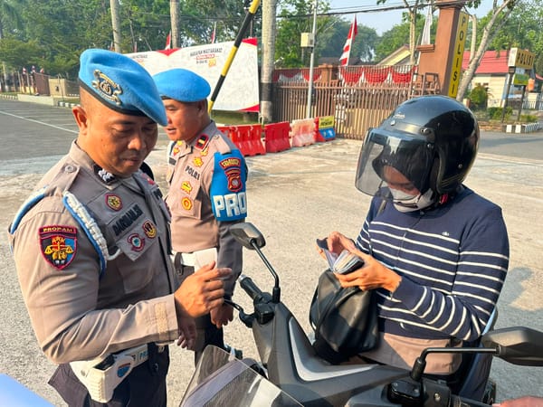 Cegah Dampak Asap Karhutla, Polsek Pontianak Kota Distribusikan Masker bagi Pengguna Jalan