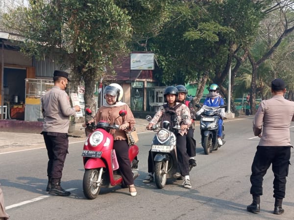 Kabut Asap Karhutla, Polsek Pontianak Kota Gerak Cepat Bagikan Masker Gratis kepada Pengendara