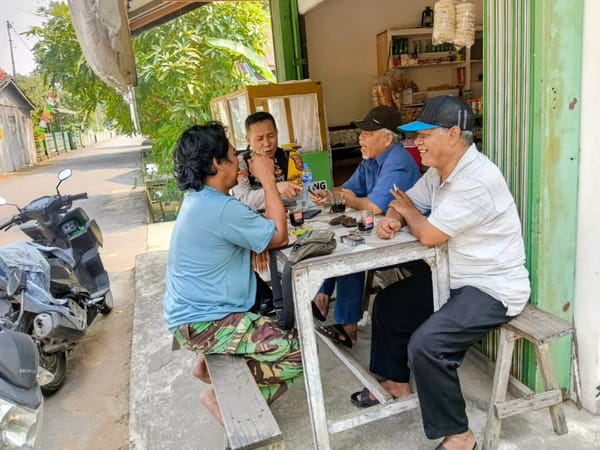Patroli Dialogis, Bhabinkamtibmas Polsek Pontianak Kota Ingatkan Warga Jaga Kesehatan di Tengah Kabut Asap