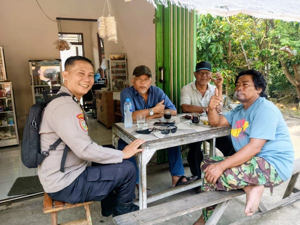Di Tengah Kabut Asap, Bhabinkamtibmas Polsek Pontianak Kota Perkuat Edukasi Kesehatan kepada Warga