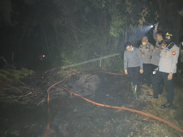 Cegah Api Meluas, Polresta Pontianak Bersama BPBD dan BNPB Berjibaku Padamkan Kebakaran Lahan