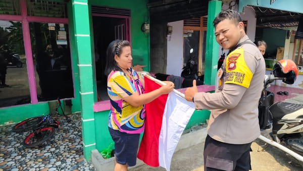Bhabinkamtibmas Siantan Hulu Motivasi Warga Semarakkan HUT RI ke-81 dengan Kibarkan Merah Putih