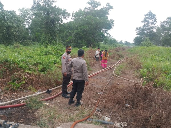 Gerak Cepat Cegah Meluas, Polsek Pontianak Utara dan Tim Gabungan Padamkan Karhutla