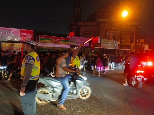 Kebakaran Tujuh Ruko di Jalan Dr. Wahidin, Polsek Pontianak Kota Sigap Atur Arus Lalu Lintas