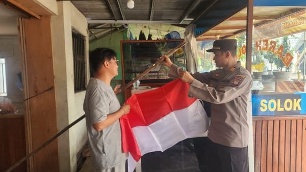 Sambut HUT Kemerdekaan RI ke-81, Polsek Pontianak Barat Ajak Warga Kibarkan bendera Merah Putih.
