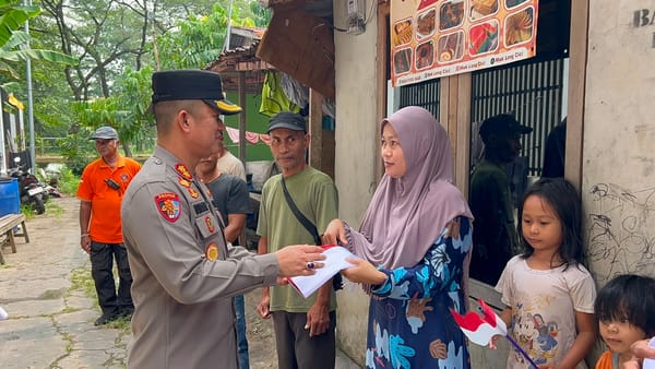 Polresta Pontianak Semarakkan HUT Ke-81 Kemerdekaan RI dengan Gerakan Pembagian Bendera Merah Putih
