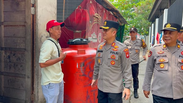 Meriahkan HUT ke-81 Kemerdekaan RI, Polresta Pontianak Bergerak Bagikan Bendera Merah Putih