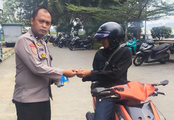 Peduli Kesehatan Warga, Bhabinkamtibmas Polsek Pontianak Kota Bagikan Masker.