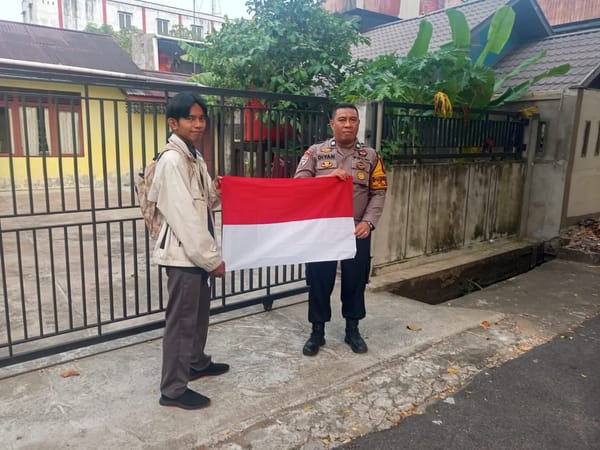 Meriahkan HUT Kemerdekaan RI ke-81, Polsek Pontianak Kota Salurkan Bendera Merah Putih