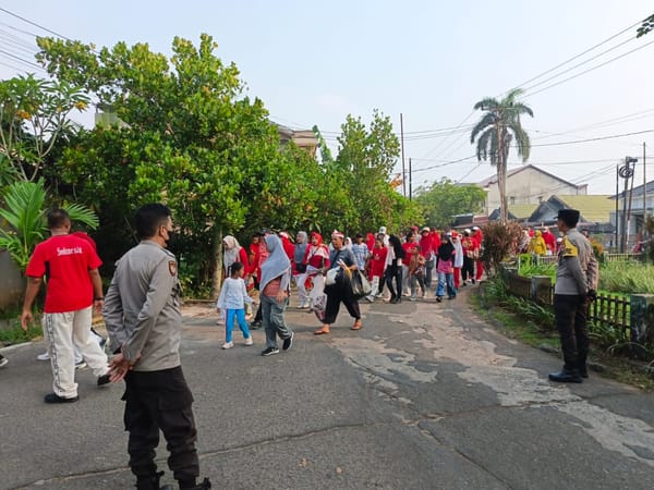Semarak HUT RI ke-81, Kapolsek Pontianak Timur Ikuti Jalan Santai Bersama Warga