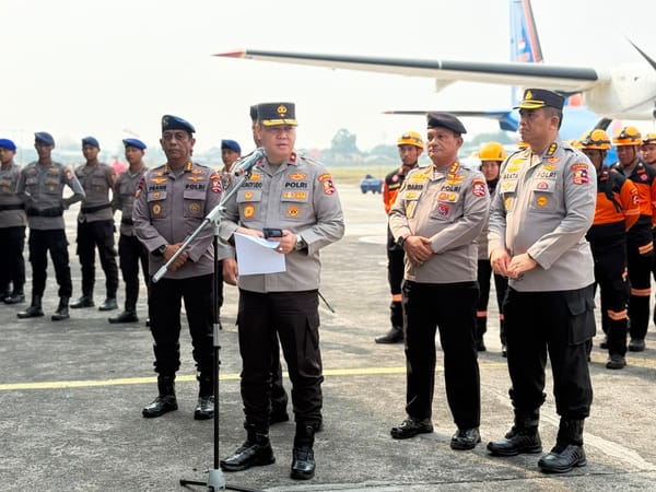 Terus Bergerak, Polri Kembali Kirim Personel K9 dan 2,5 Ton Logistik untuk Korban Gempa NTT