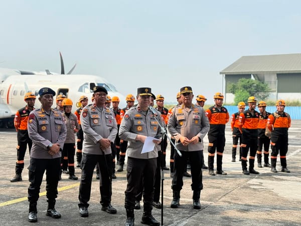 Polri Kembali Salurkan Bantuan, Personel K9 dan 2,5 Ton Logistik Dikirim untuk Korban Gempa NTT