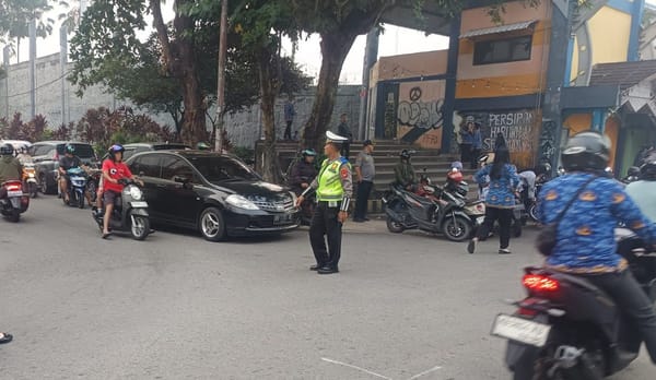 Polsek Pontianak Kota Laksanakan Pengaturan Arus Lalu Lintas Upacara HUT Kemerdekaan RI ke-81.