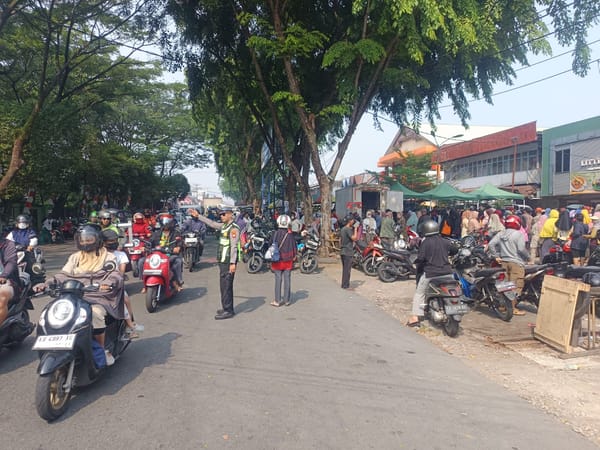 Pastikan Operasi Pasar Berjalan Lancar, Polsek Pontianak Kota Kawal Arus Lalu Lintas