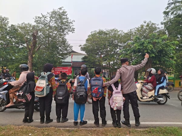 Strong Point Pagi, Personel Polsek Pontianak Barat Hadir Jaga Kelancaran Arus Lalu Lintas