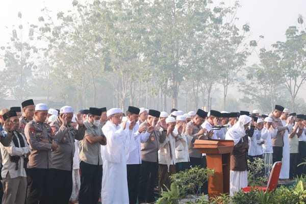 Mohon Hujan dan Berkah, Polda Kalsel Bersama Forkopimda dan Masyarakat Gelar Shalat Istisqa