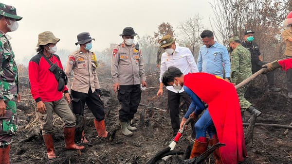 Kapolda Kalteng Dampingi Menteri Kehutanan Tinjau Karhutla di Tumbang Nusa