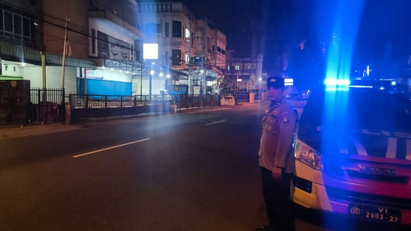 Patroli Enggang Polsek Pontianak Kota Pantau Aktivitas Masyarakat di Jalan K.H. Ahmad Dahlan