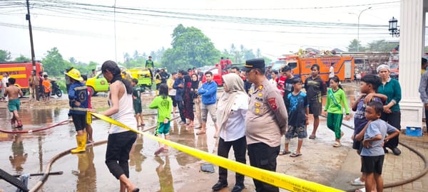 Respons Cepat Kebakaran, Kapolsek Pontianak Timur Datangi TKP di Jalan Paralel Tol