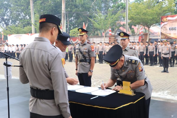 Sertijab Kasat Intelkam dan Kabag SDM, Kapolresta Pontianak Tekankan Profesionalisme dan Dedikasi