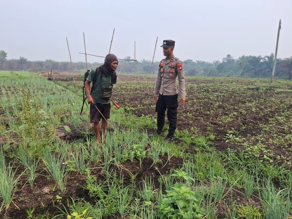 Cegah Karhutla Patroli Enggang Polsek Pontianak Utara Sambangi Petani Sayur Himbau Tak Bakar Semak Belukar