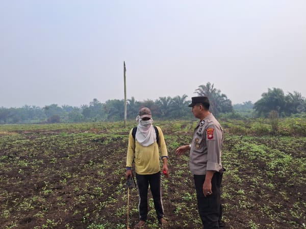 Tekan Risiko Karhutla, Patroli Enggang Polsek Pontianak Utara Ingatkan Petani Hindari Pembakaran Lahan