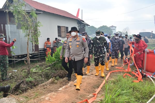 Kapolda Kalsel dan Wamenko Pangan Cek Langsung Posko Tegal Arum, Pastikan Penanganan Karhutla
