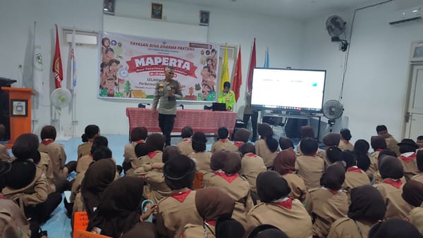 Satbinmas Polresta Pontianak Sosialisasikan Bahaya Kenakalan Remaja kepada Peserta Pramuka SMK Bina Dharma