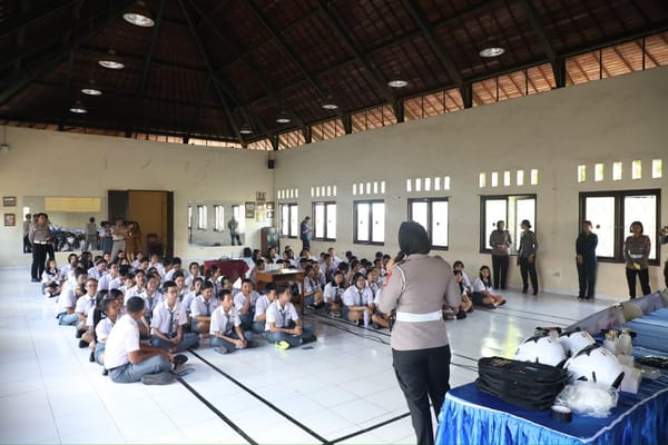 Polwan Polda Bali Sapa SMAN 7 Denpasar Lewat "Goes to School": Edukasi Bijak Bermedsos, Lawan Perundungan, dan Bentuk Karakter Positif