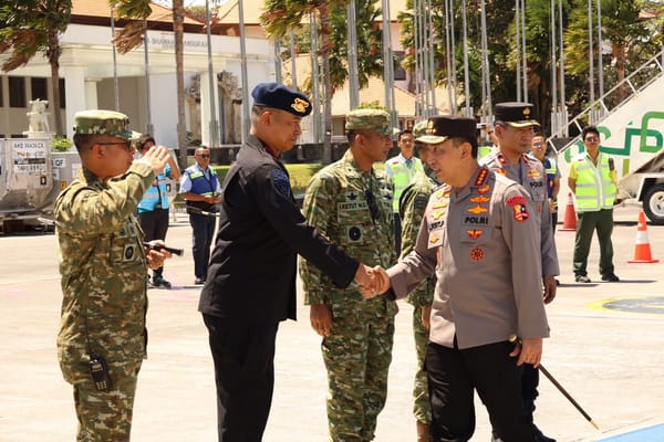 Wakapolda Bali Sambut Kedatangan Kapolri di Base Ops Lanud I Gusti Ngurah Rai dalam Rangka Pendampingan Kunjungan Kerja Presiden RI