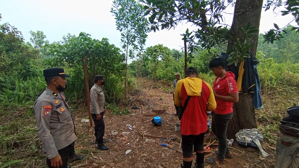 Cegah Karhutla, Sat Binmas Polresta Pontianak Pasang Spanduk Imbauan dan Sambangi Masyarakat