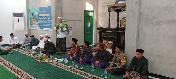 Dukung Kegiatan Keagamaan, Bhabinkamtibmas Bansir Darat Hadiri Maulid Nabi Bersama Warga
