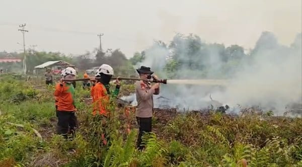 Perkuat Penanganan Karhutla, Tim SAR Ditsamapta Polda Kalbar Patroli dan Padamkan Api di Sungai Raya