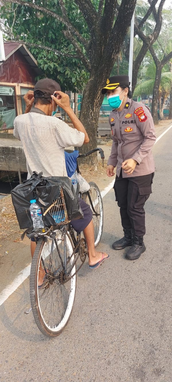 Polda Kalbar Edukasi Warga Cegah Karhutla dan Bagikan Masker di Pasar Kemuning