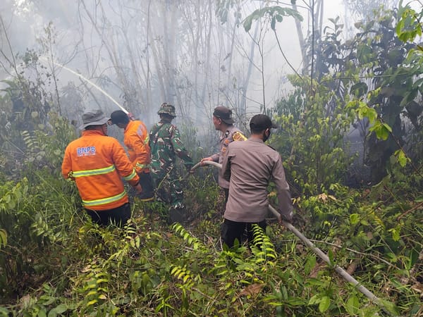 Gerak Cepat Padamkan Karhutla, Polri dan Tim Gabungan Tangani Kebakaran 2 Hektare di Desa Muhajirin