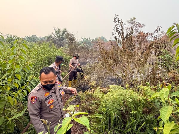 Kapolsek Pontianak Utara Turun Langsung, Bersama Warga Padamkan Karhutla