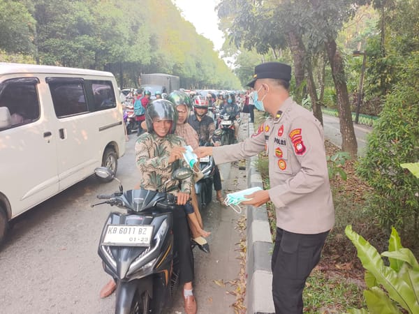 Peduli Kesehatan Warga, Polresta Pontianak Bagikan Masker dan Sampaikan Imbauan Cegah Karhutla