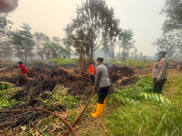 Padamkan Karhutla Di Jl. Bentasan Siantan Hulu Personel Polsek Pontianak Utara Lokalisir Api, Angin Kencang Jadi Kendala