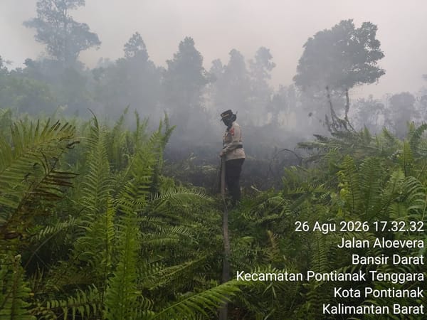 Perkuat Penanganan Karhutla, Polsek Pontianak Selatan Bersama Tim Gabungan Padamkan Api di Lahan Gambut