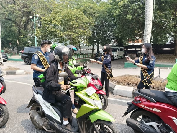 Polda Kalteng Bagikan 500 Masker kepada Pengendara