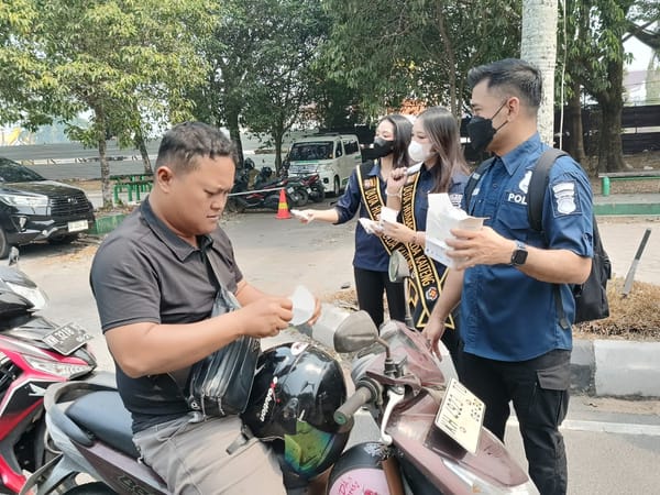 Peduli Kesehatan, Polda Kalteng Salurkan 500 Masker bagi Pengendara