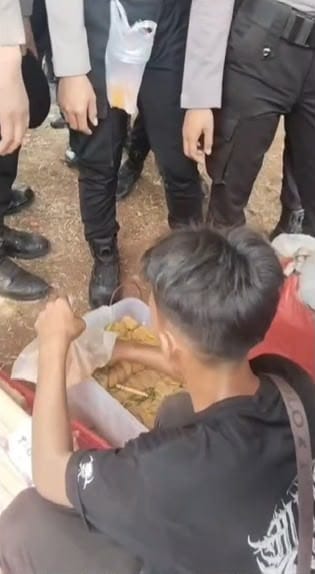 Polisi Borong Tahu Pedagang, Bagikan kepada Warga di Tengah Kegiatan Penyampaian Aspirasi