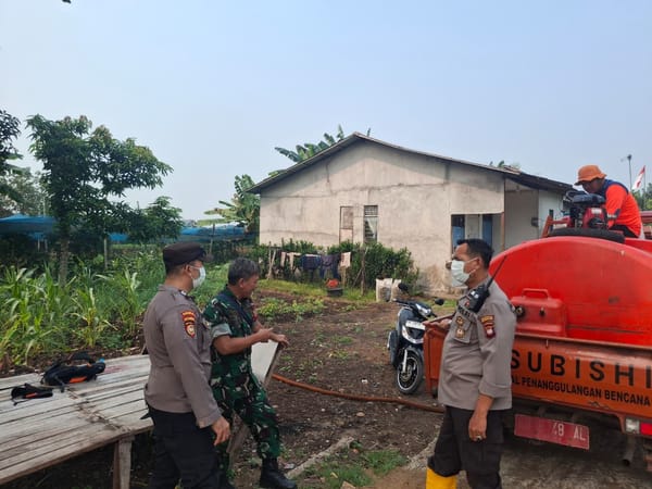 Upaya Pemadaman Karhutla Personel Polsek Pontianak Utara Bersama Petugas Damkar Siapkan Cadangan Air