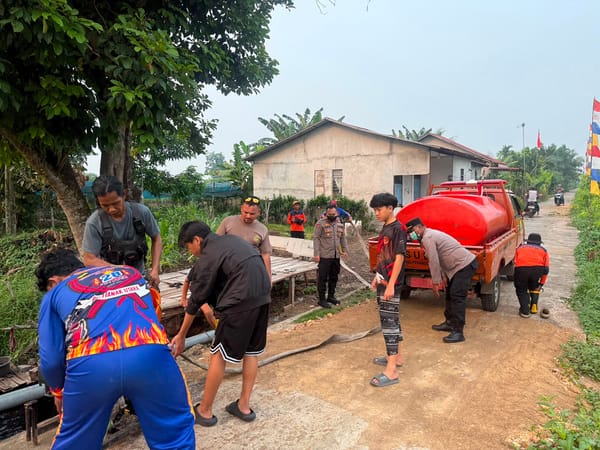 Upaya Pemadaman Karhutla Personel Polsek Pontianak Utara Bersama Petugas Damkar Siapkan Cadangan Air