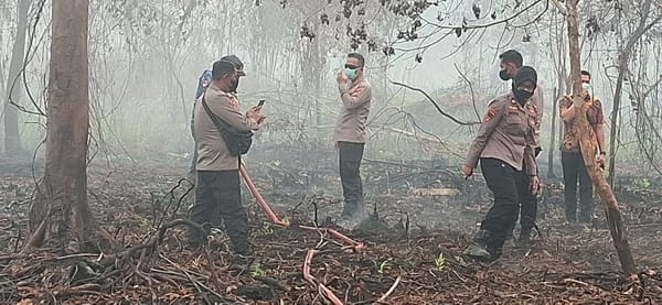 Kapolresta Pontianak Pantau Langsung Karhutla di Jalan Sepakat 2, Bersama BPBD dan Warga Padamkan Api