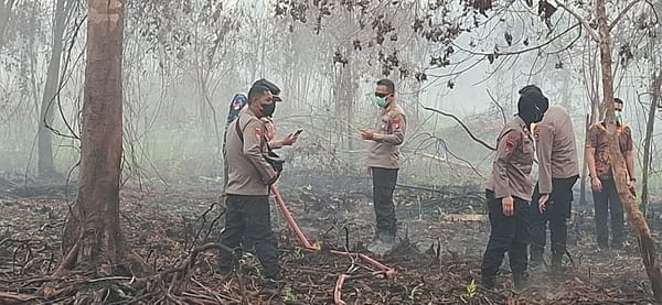 Kapolresta Pontianak Pantau Langsung Karhutla di Jalan Sepakat 2, Bersama BPBD dan Warga Padamkan Api
