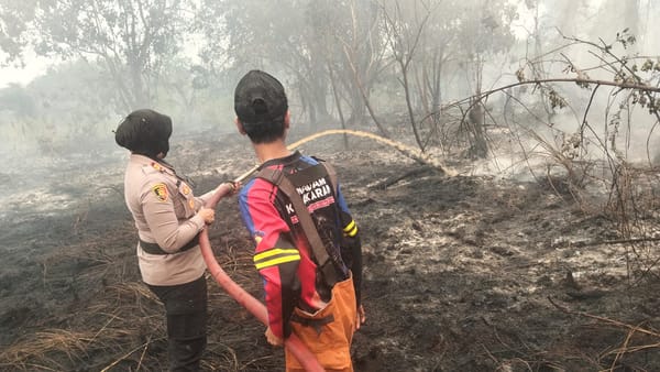 Kapolsek Pontianak Selatan Bersama Personel dan BPBD Berjibaku Padamkan Karhutla
