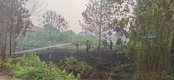 Kapolsek Pontianak Selatan Bersama Personel dan BPBD Berjibaku Padamkan Karhutla