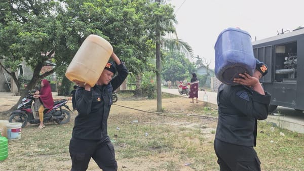 Brimob Jambi Peduli, Salurkan Air Bersih untuk Warga Terdampak Kekeringan